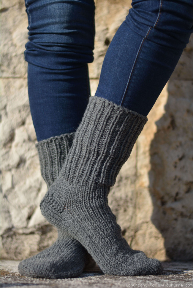 Handmade mens wool socks in dark gray SO66